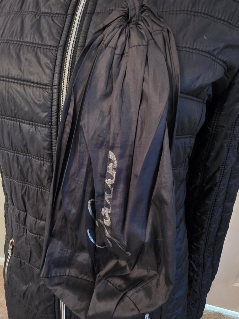 Guess Packable Quilted Lightweight Puffer Jacket — Size S / CH / P - Picture 4 of 14